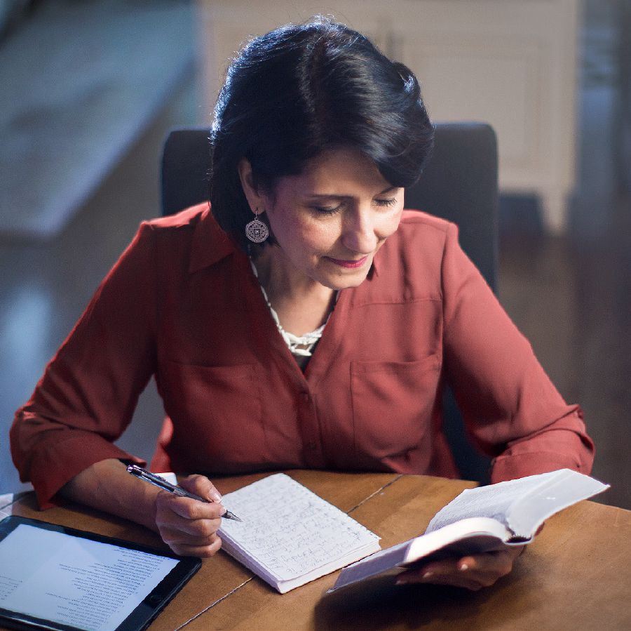 Une sœur lisant et méditant des textes bibliques