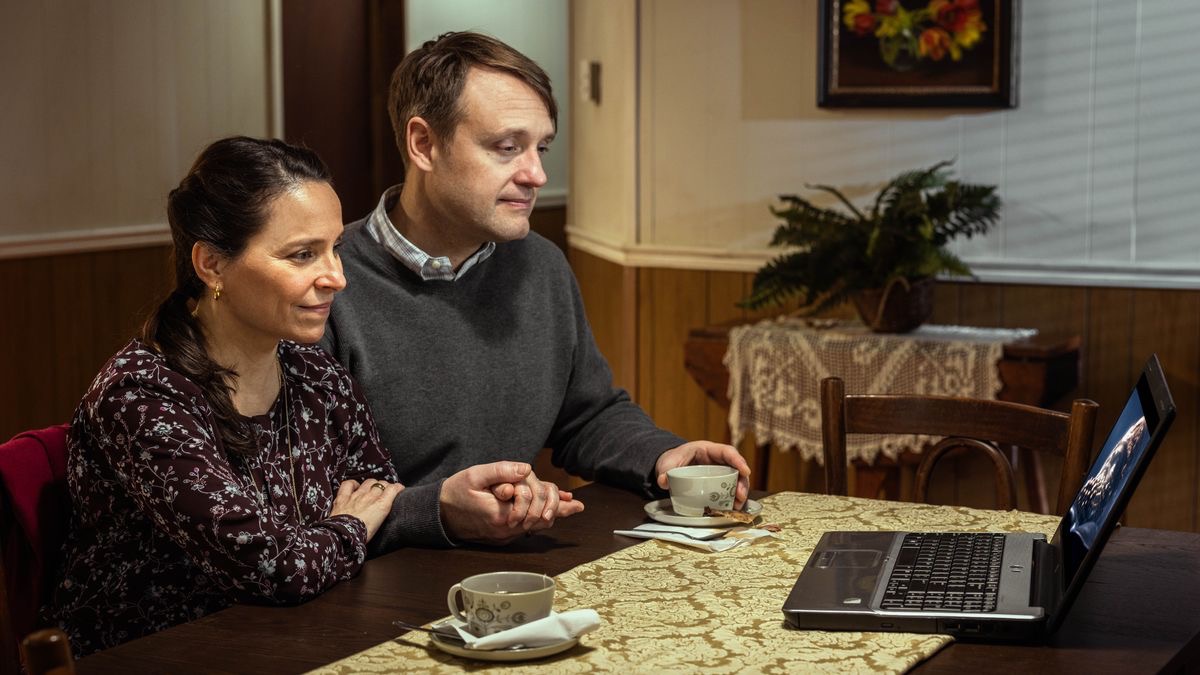 Un couple regarde la vidéo « Daniel : Une vie marquée par la foi ».