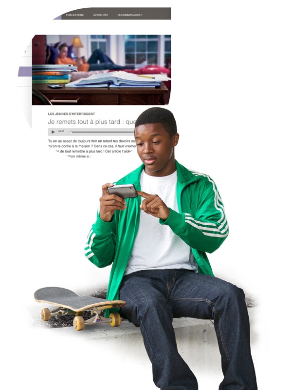 Egy tizenéves fiú a „Tizenévesek” részt nézi a jw.org-on