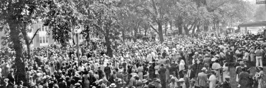 Résztvevők hatalmas tömege Jehova Tanúi 1935-ös kongresszusán Washingtonban (USA)