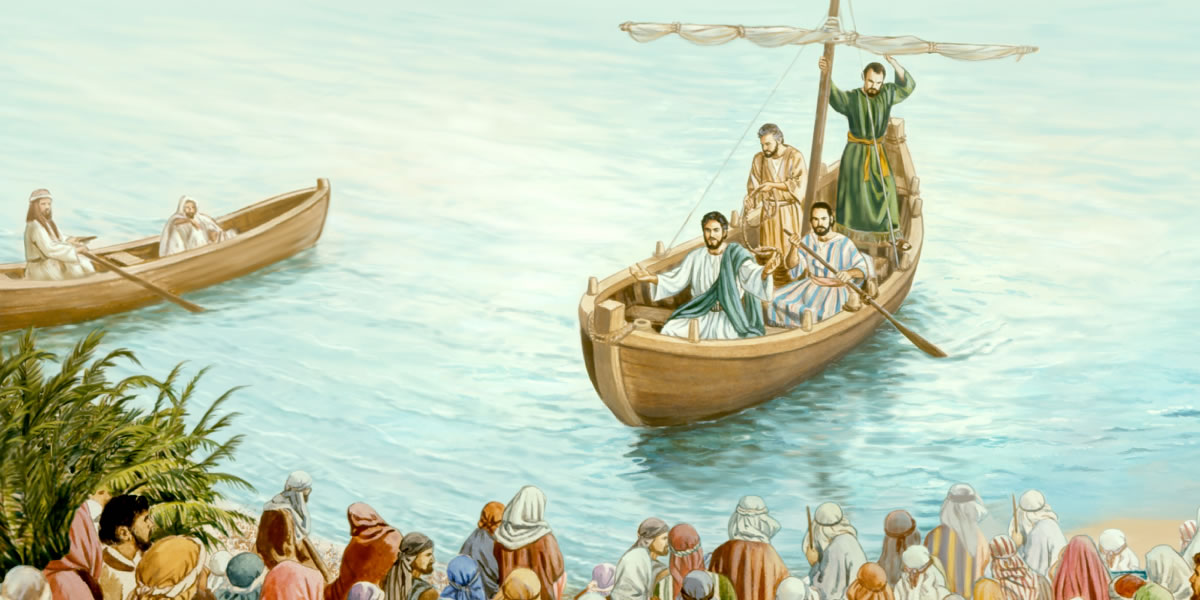 Dari perahu, Yesus mengajar kumpulan orang yang berkumpul di pesisir Laut Galilea