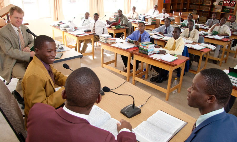 Kelas pertama Sekolah Pelatihan Pelayanan di Malawi