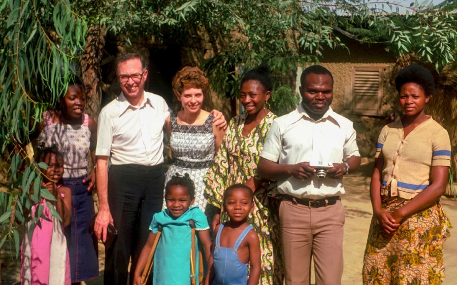 Jean-Marie dan Danièle Bockaert bersama saudara-saudari di Afrika