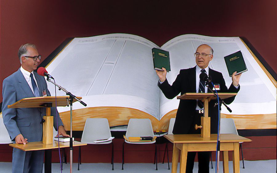 ean-Marie Bockaert menerjemahkan khotbah Saudara Theodore Jaracz di kebaktian di Paris, Prancis, pada 1988