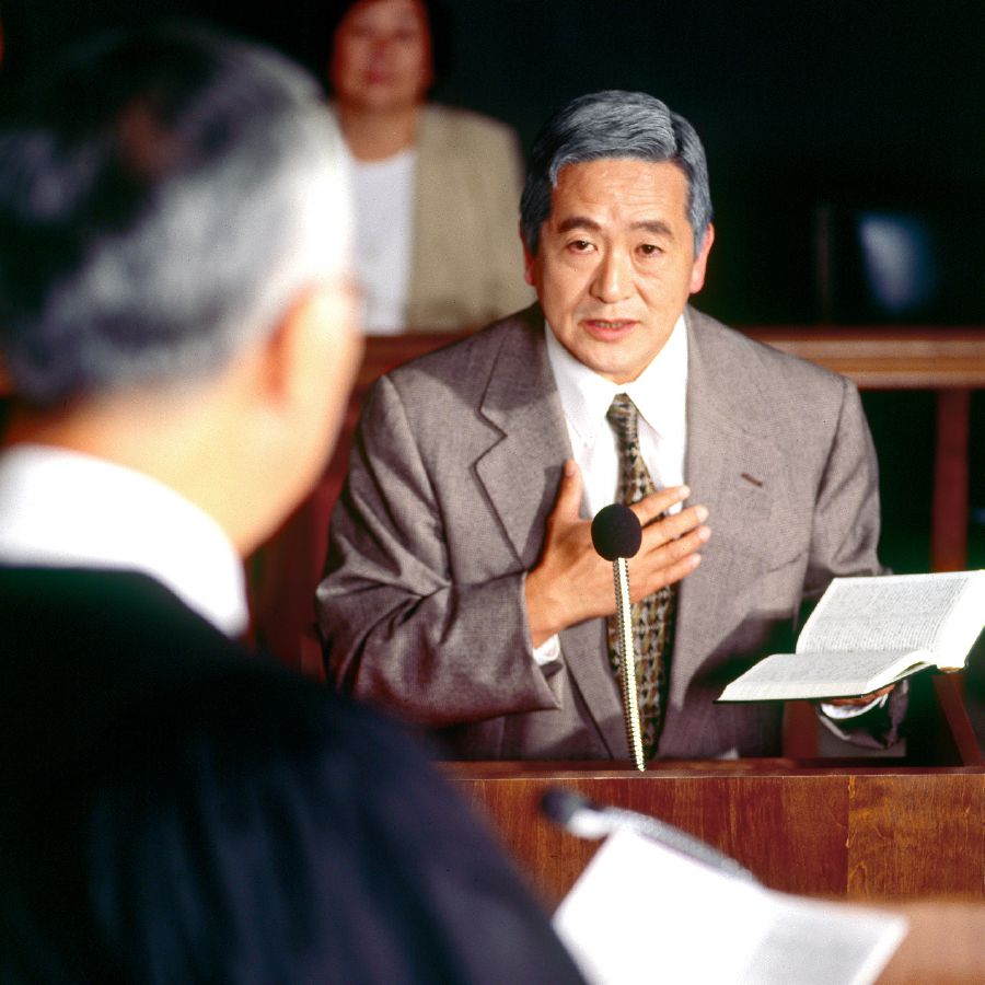 Brother a nakaiggem iti nakalukat a Biblia, a mangidepdepensa iti kinapudno iti hues ti korte.