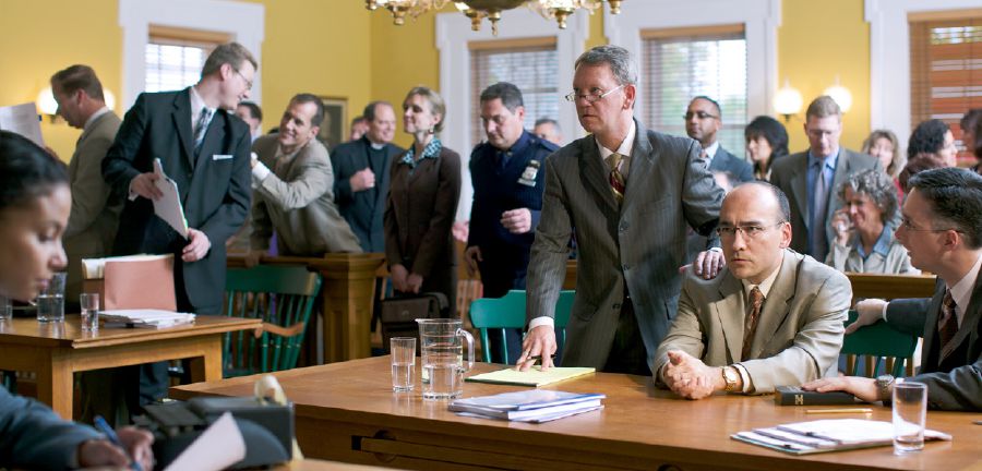 Tattao iti korte a makita ti reaksionda iti naaramid a desision. Ti brother, dagiti abogadona, ken ti dadduma a Saksi ket kalmado. Makipagragragsak dagiti saan a Saksi iti legal team a nangiggem iti kaso kontra iti kabsat.
