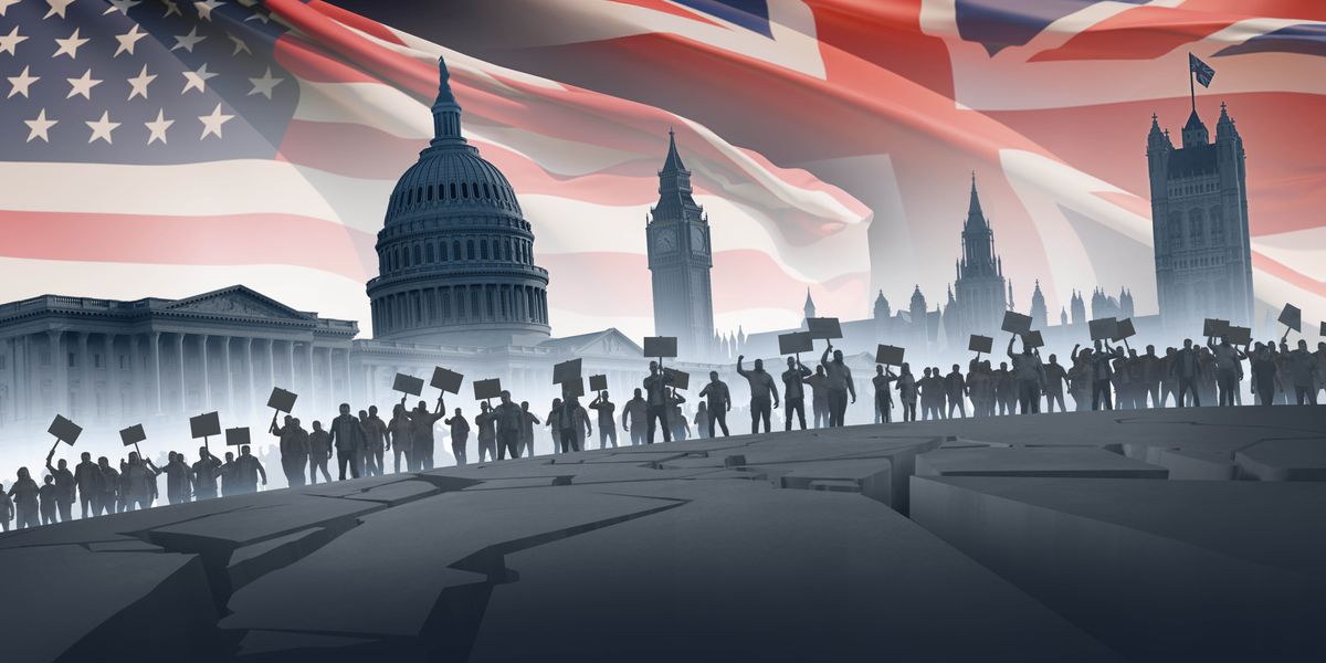Ti bandera ti United States ken Britain iti likud dagiti opisina ti gobierno. Iti sango dagiti opisina, agprotprotesta ti adu a tattao bayat nga agrengrengngat ti daga.