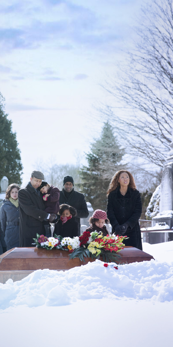 Adulto ken ubbing nga adda iti abay ti lungon iti sementerio