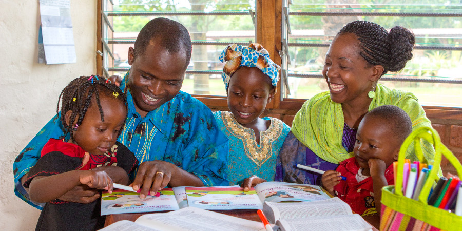 Agassawa a Saksi ni Jehova a mangyad-adal kadagiti annakda iti Biblia