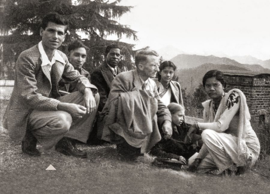 Ni Edward Bazely ken dagiti kakaduana iti maysa nga asamblea sirkito idiay India idi 1948