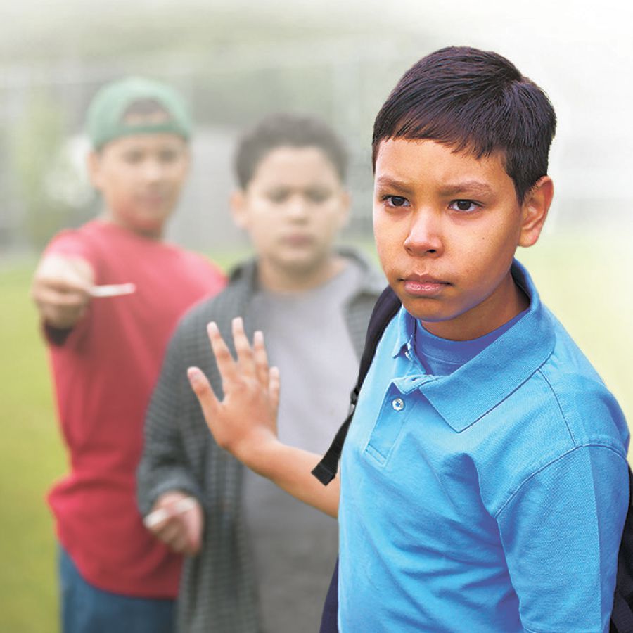 Un ragazzino resiste alla tentazione delle sigarette quando i suoi compagni gliele offrono