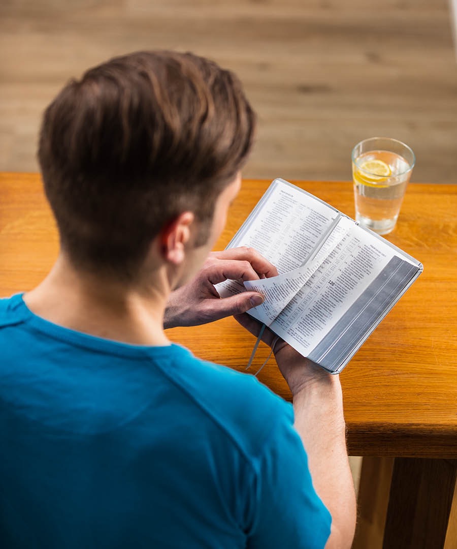Un uomo legge la Bibbia