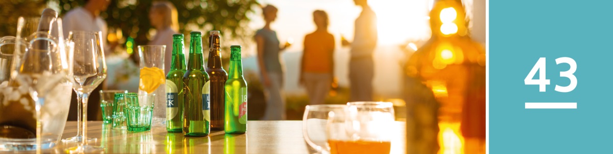 Lezione 43. Bevande alcoliche e analcoliche su un bancone durante una festa.