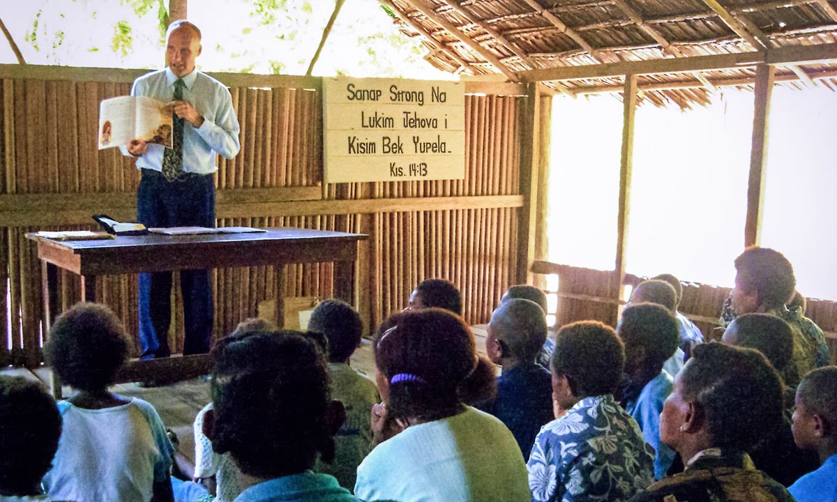 Warren tiene un’adunanza in una zona isolata della Papua Nuova Guinea.