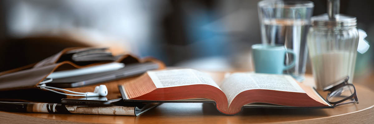 Una Bibbia aperta.