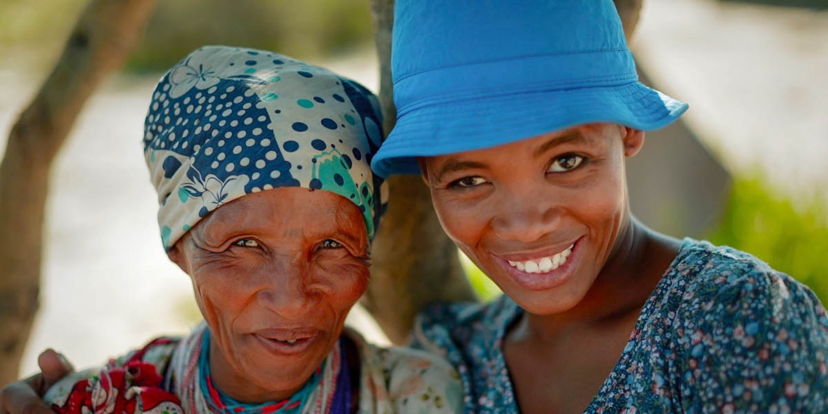 Una sorella in Namibia insieme a una donna anziana