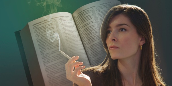 Donna che si dà un tono fumando una sigaretta; Bibbia aperta sullo sfondo