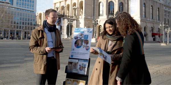 Jonathan e Mayli Gündel durante l’opera di predicazione