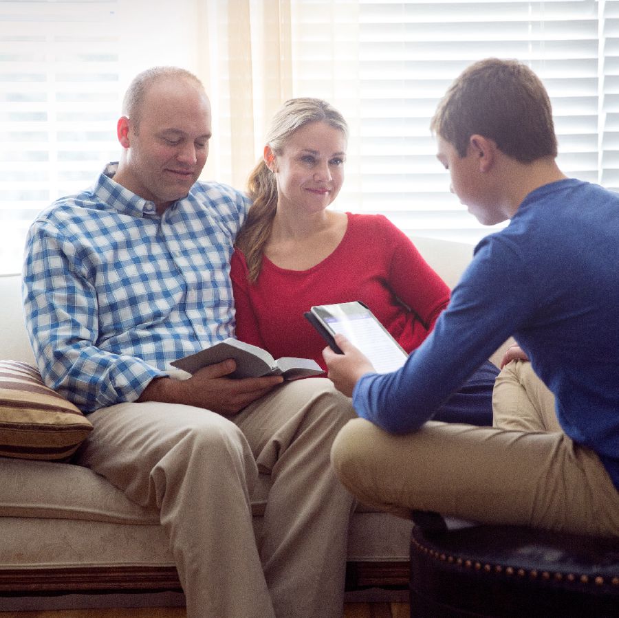 Una famiglia studia la Bibbia