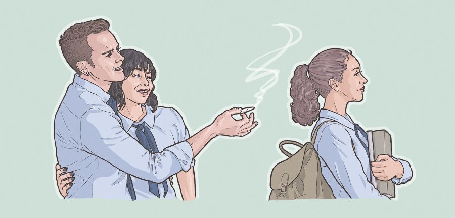 Una giovane sorella rifiuta di fumare, nonostante le pressioni di altri ragazzi