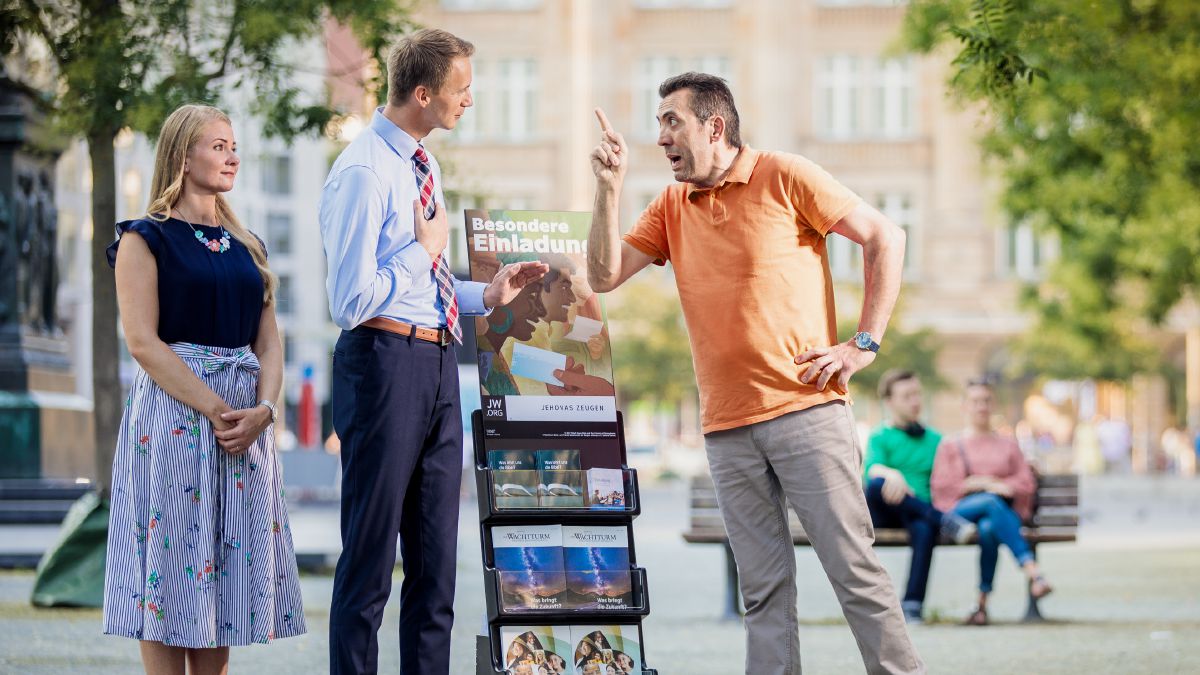 Un uomo si arrabbia con un fratello e una sorella che partecipano alla testimonianza pubblica; loro reagiscono in modo mite e rispettoso