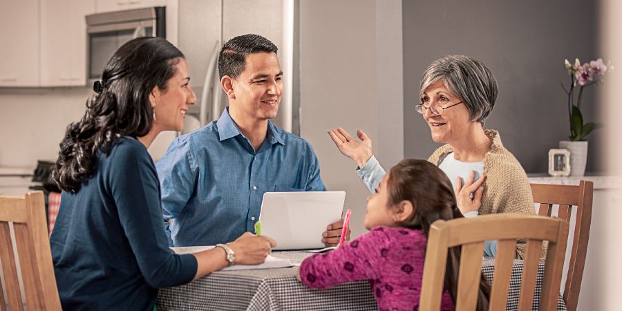 Una famiglia studia insieme la Bibbia