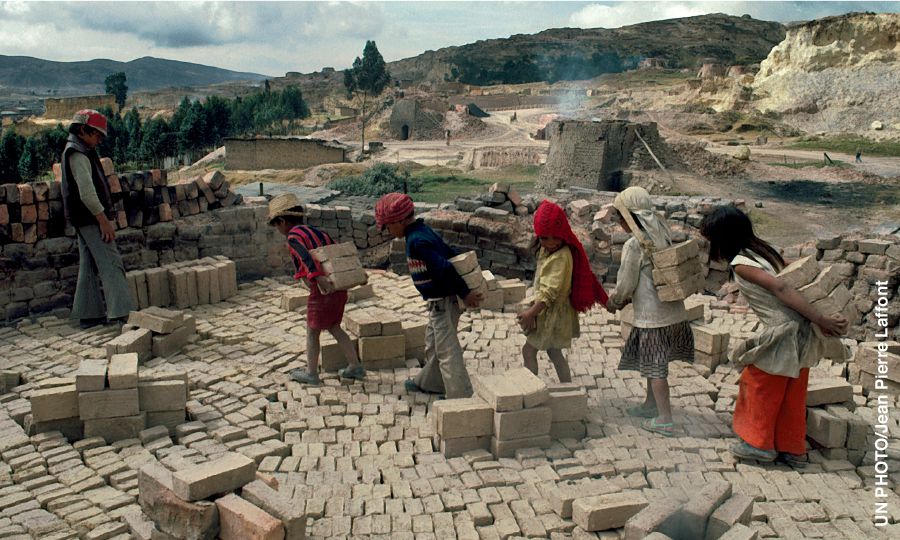 Bambini che lavorano come schiavi in una fabbrica di mattoni