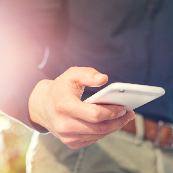 Un uomo ha in mano il suo cellulare