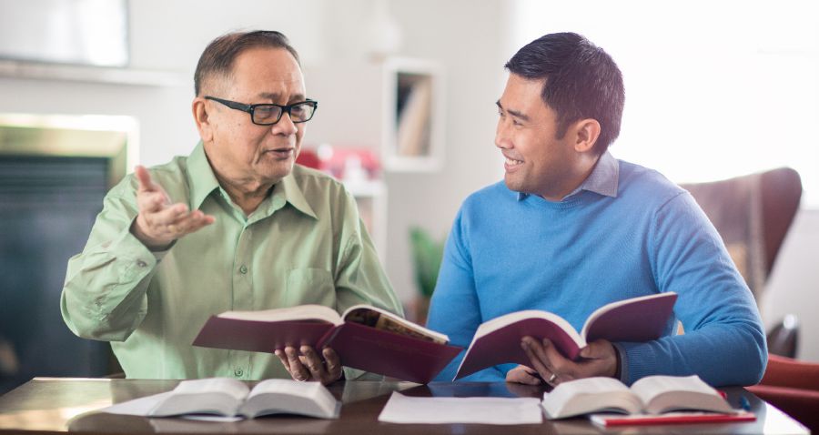 高齢の兄弟が若い兄弟を励ましている。