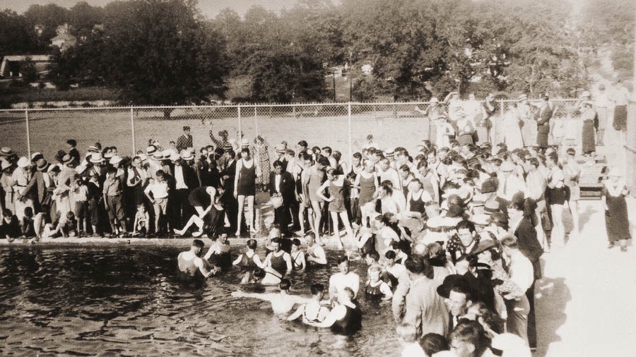 1935年の大会で，地上で生きる希望を持つ大勢の人がバプテスマを受けた。