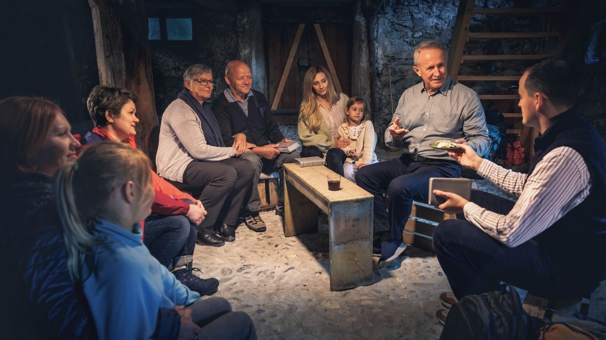 Үйдің подвалында Еске алу кешін өткізіп жатқан бауырластар.