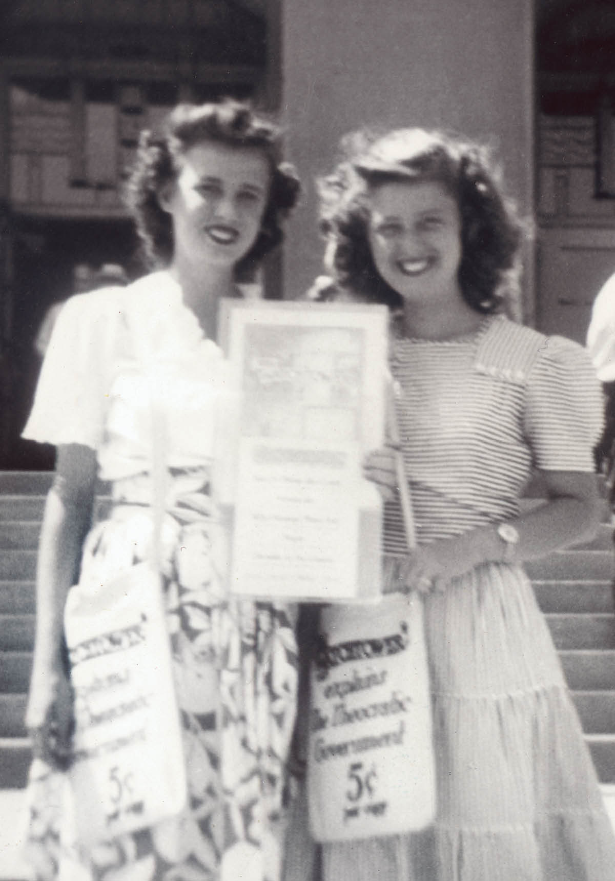 1944년에 로레인과 커밀라가 가두 증거를 하는 모습.