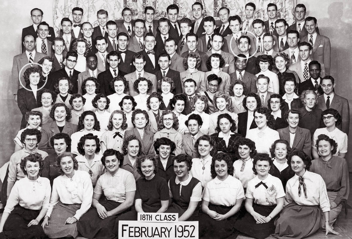 길르앗 학교 18기 학급에 참석한 유진과 커밀라가 같은 학급 졸업생들과 1952년 2월에 찍은 사진.