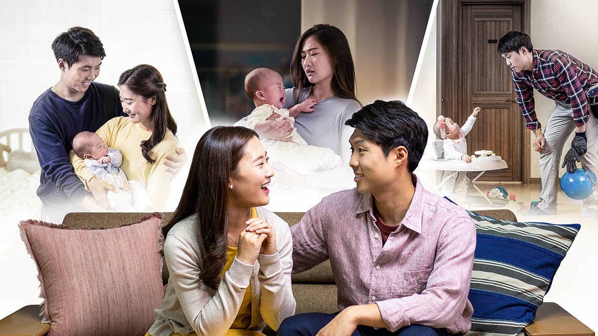 한 부부가 자녀를 가질 것인지에 관해 대화를 나누고 있습니다. 배경에는 그 부부가 아기를 안고 행복해하는 모습, 아기가 울자 젊은 어머니가 힘들어하는 모습, 퇴근한 아버지가 작업복을 입은 채로 아기를 어르고 있는 모습이 보입니다. 