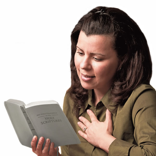 Gedinti moteris paguodos randa skaitydama Bibliją