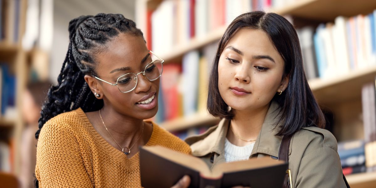 Bansongakaji babidi babala mukanda mu nzubu wa dilamina mikanda.