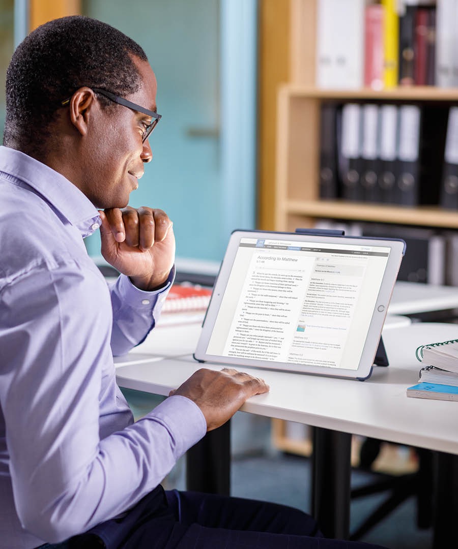 Muntu mulume ubala Bible ku Enternete