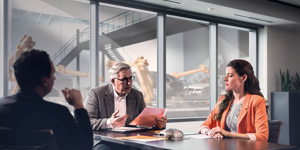 Bantu balume babidi bela mamu kampanda nkonko kumpala kua kumuangata ku mudimu mu tshiapu tshia mashinyi. Umueneka umvua kabuôwa.