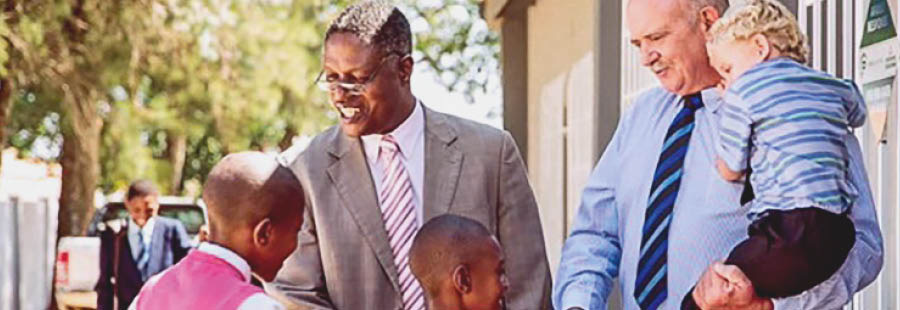 Johny ne Gideon bela bana muoyo pambelu ku Nzubu wa Bukalenge wa Bantemu ba Yehowa.