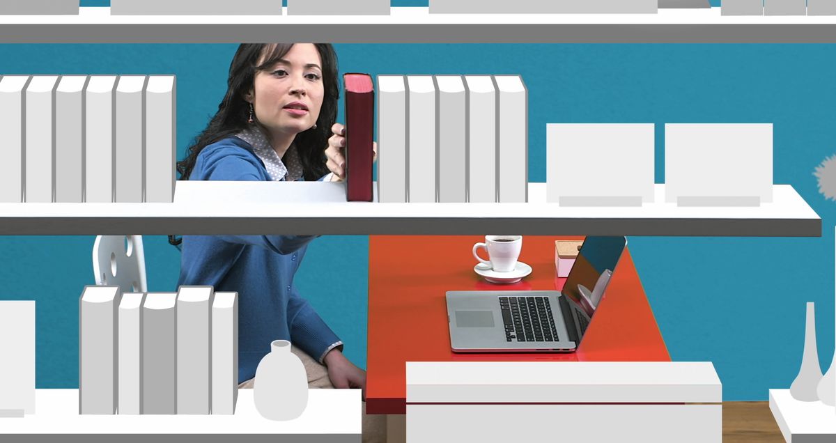 Mamu upatula Bible mu etajere wa mikanda.