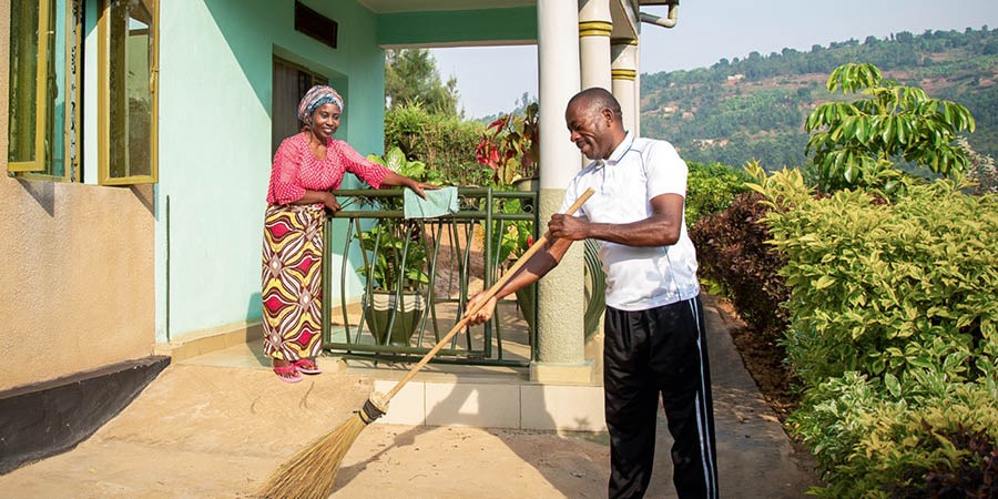 Sébastien ne mukajende Skolastique benza mudimu pambelu kuabu kumbelu. Yeye ukomba ne mukajende ukupula milonda ya tshiibi tshia lutanda.