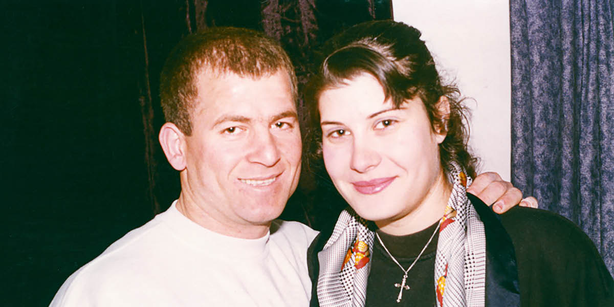 Artan ne mukajende Julinda kumpala kua kuluabu Bantemu ba Yehowa.