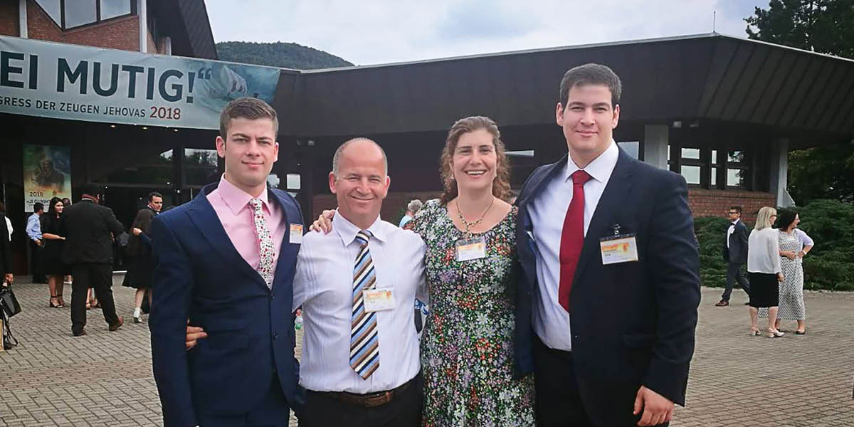 Artan ne mukajende Julinda ne bana bende ba balume babidi mu mpungilu wa Bantemu ba Yehowa.