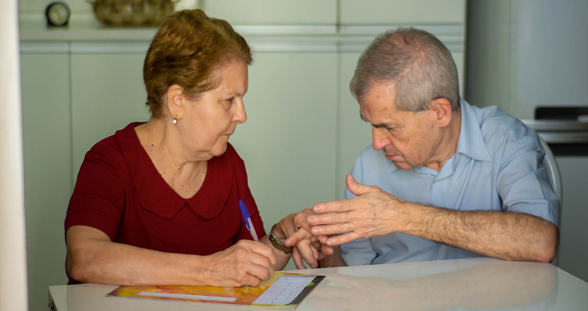 Maria Lúcia ufunda mukanda eku José Antônio mumukuate ku tshianza tshia bakaji wenda umukudimuina.