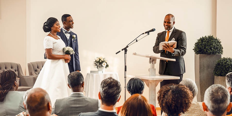 Mulume ne mukaji baselangana ku Nzubu wa Bukalenge. Muena mudimu wa Nzambi wa mu Bantemu ba Yehowa wenza muyuki wa dibaka wa malu a mu Bible.