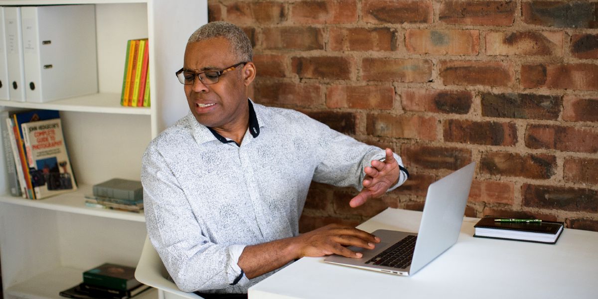 Muanetu wa balume ubenga kutangila bimfuanyi bibi mu ordinatere wende