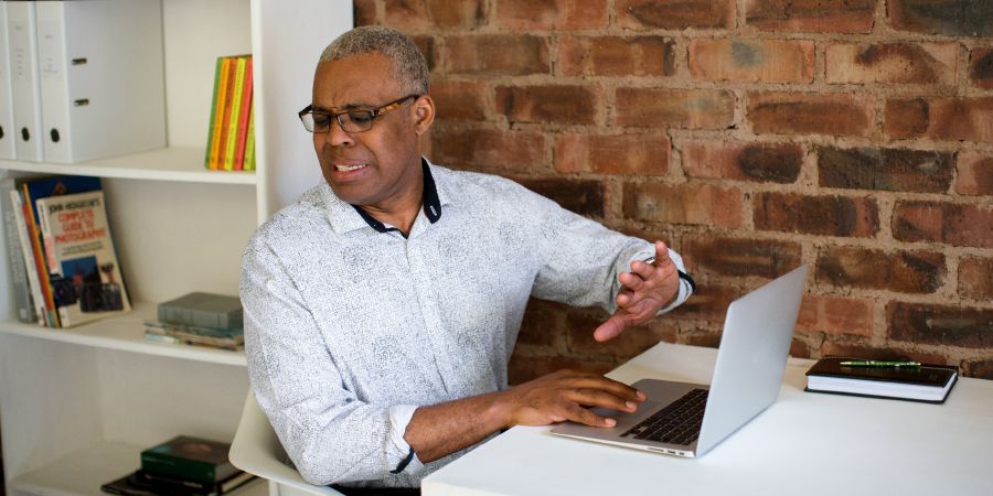 Muanetu wa balume ubenga kutangila bimfuanyi bibi mu ordinatere wende