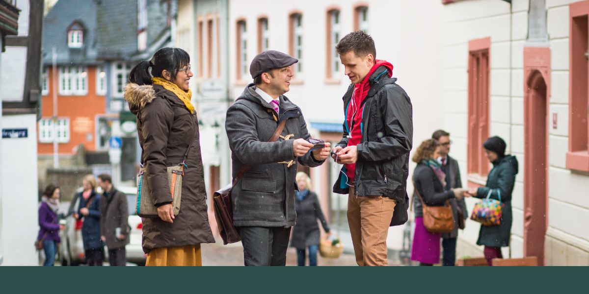 Bantemu ba Yehowa bapesha bantu mabeji a dibabikila nawu mu bisangilu