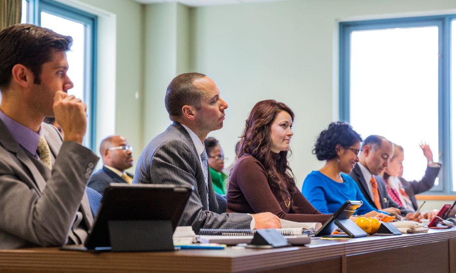 Bana betu ba balume ne ba bakaji batshidi bansonga babuele mu kalasa ka malu a Nzambi