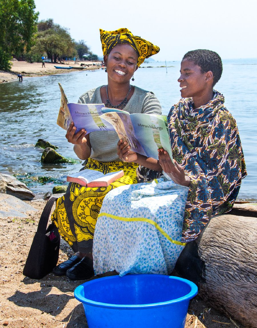 Muanetu wa bakaji ulongesha ne broshire wa Teleja Nzambi bua upete muoyo wa tshiendelele, mulongi wende yeye udi ne wa Teleja Nzambi